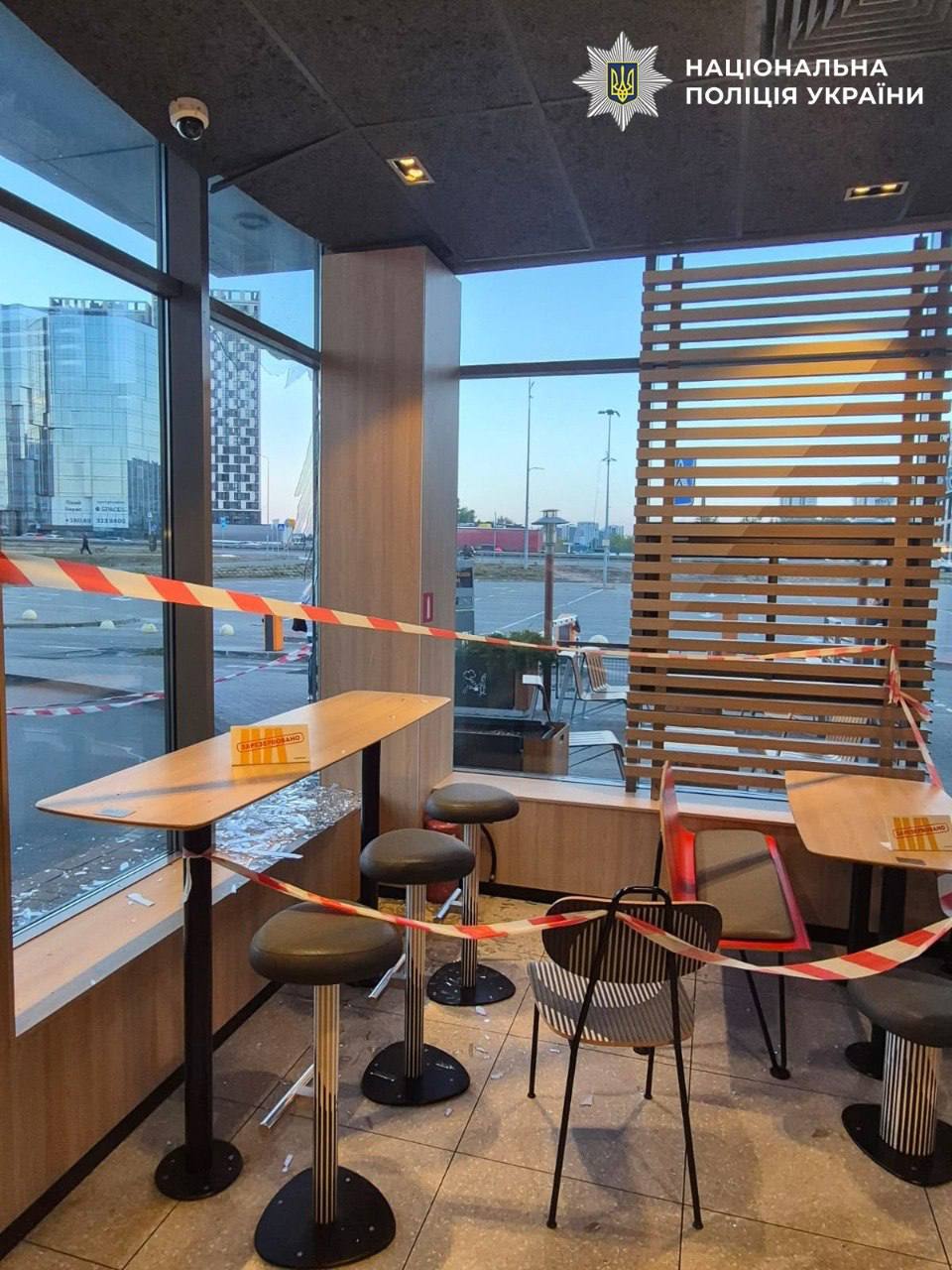 В Киеве поврежден McDonald's в результате дроновой атаки: полиция показала фото